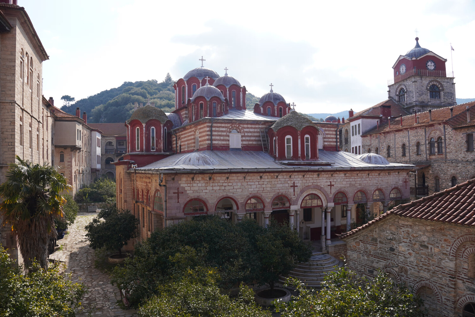Klosterhof mit dem Katholikon