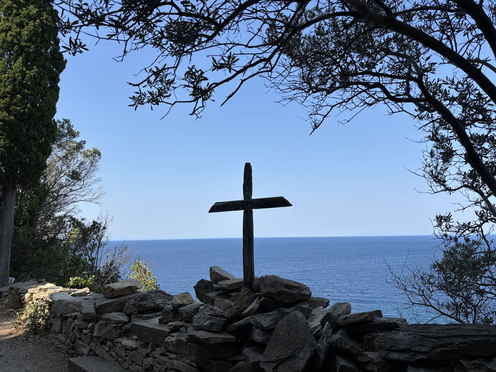 Holzkreuz am Pilgerpfad zum Meer