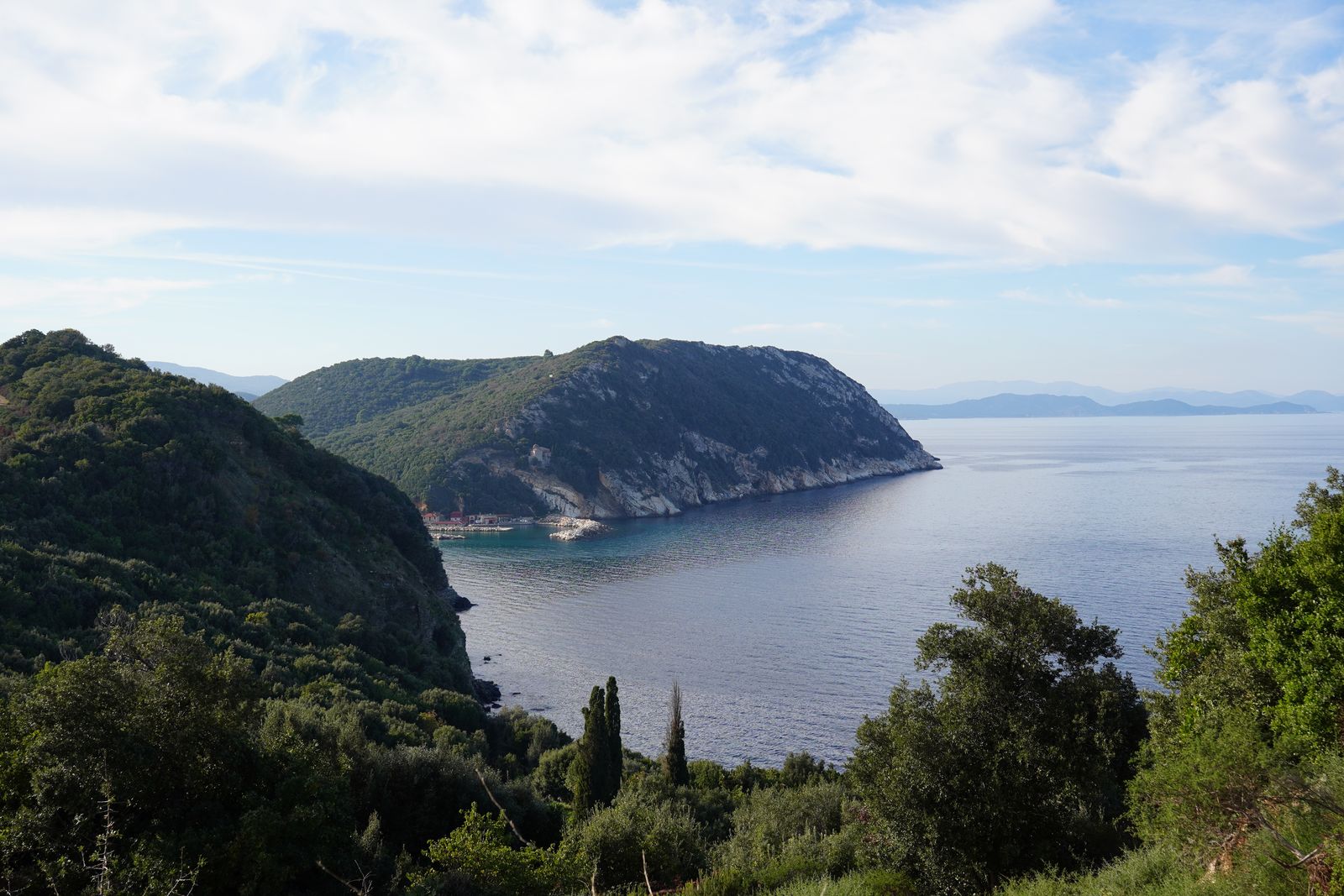 Blick auf die Bucht und das offene Meer
